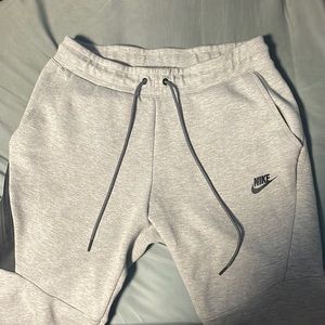 Grey Nike tech fleece sweatpants